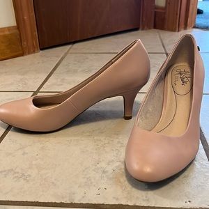 LifeStride tan pumps size 9 NWOT